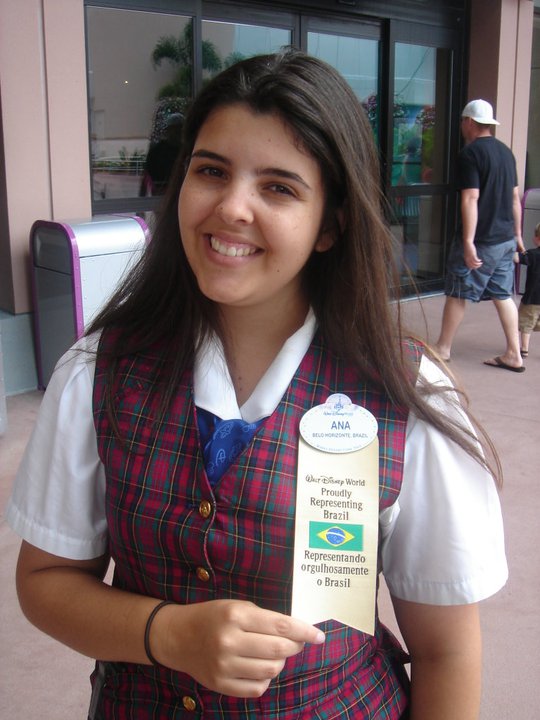 Ana Novais com crachá da Disney representando o Brasil