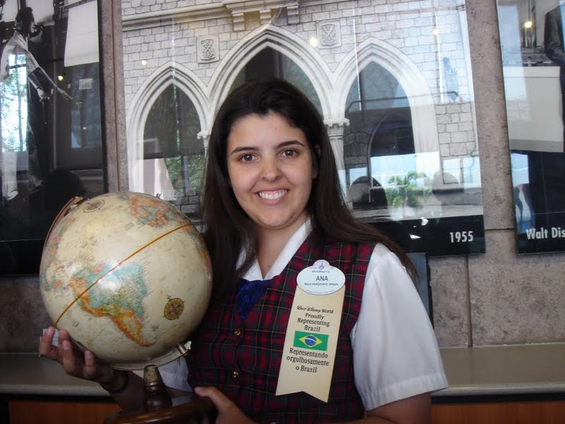 Ana Novais segurando um globo, representando o Brasil na Disney