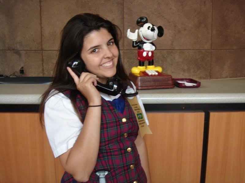Ana Novais atendendo telefone ao lado do Mickey