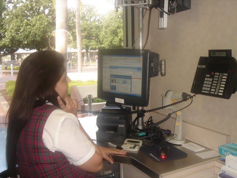 Ana Novais atendendo no balcão de informações da Disney